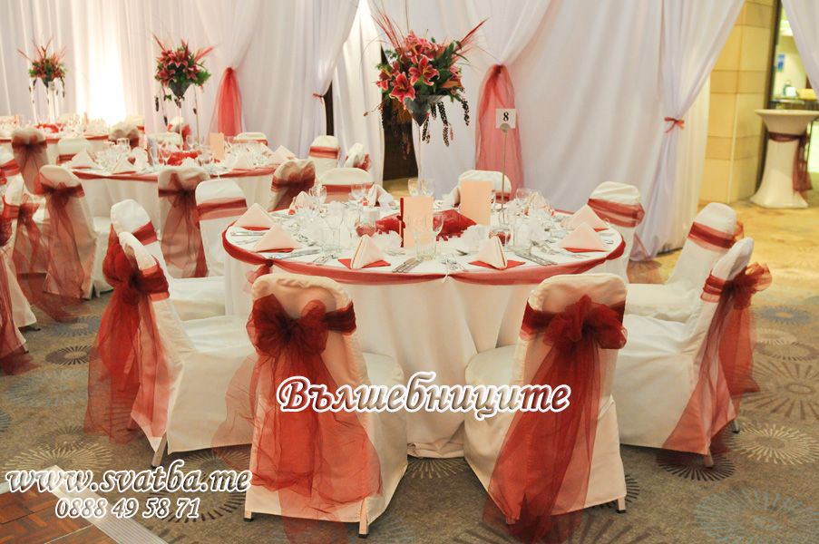 Сватбена украса в хотел Хилтън сватба в бордо винено червено обличане на стените в залата с платове