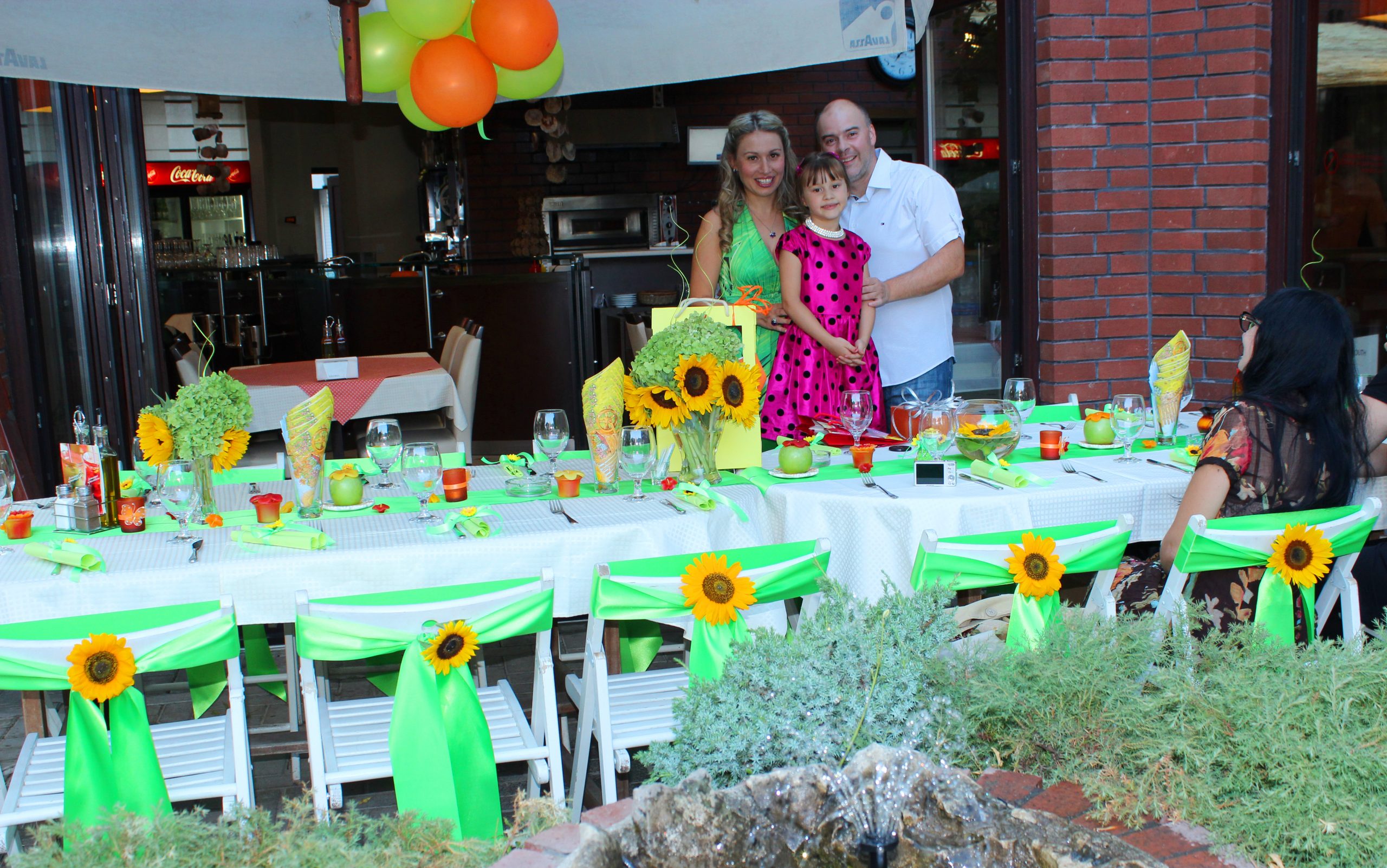 Украса за юбилей рожден ден в зелено с тема слънчогледи в градина навън на открито в София