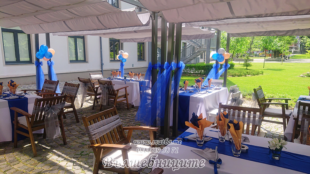Украса за абитуриентски бал декорация кръгла арка с балони фото кът ресторант София Тех Парк синьо прасковено сиво